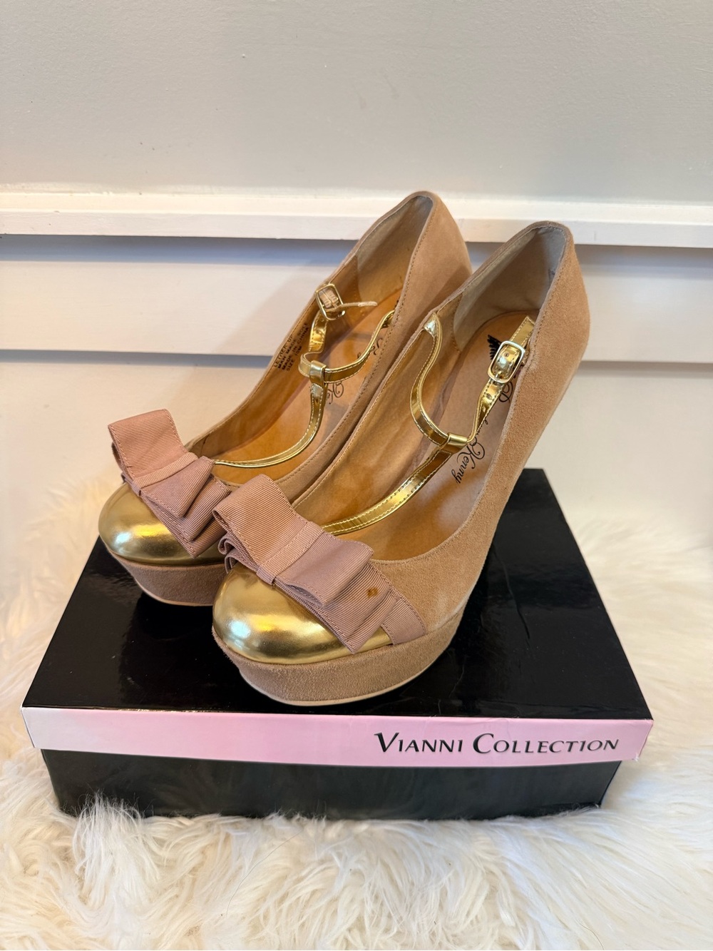 💫 10/$25 • Penny Loves Kenny Gold Toe Bow Pumps